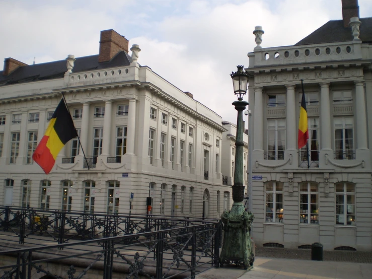 there are many flags flying on the buildings