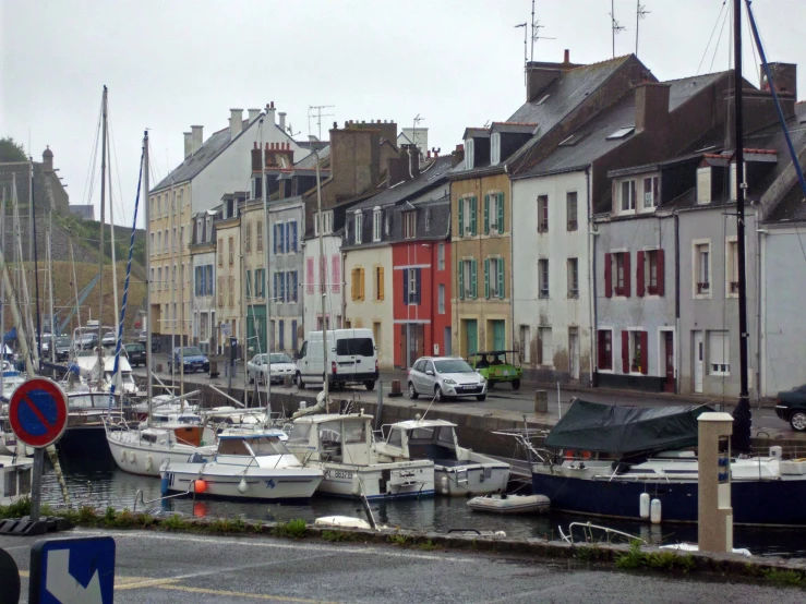 boats are parked in the water next to some buildings