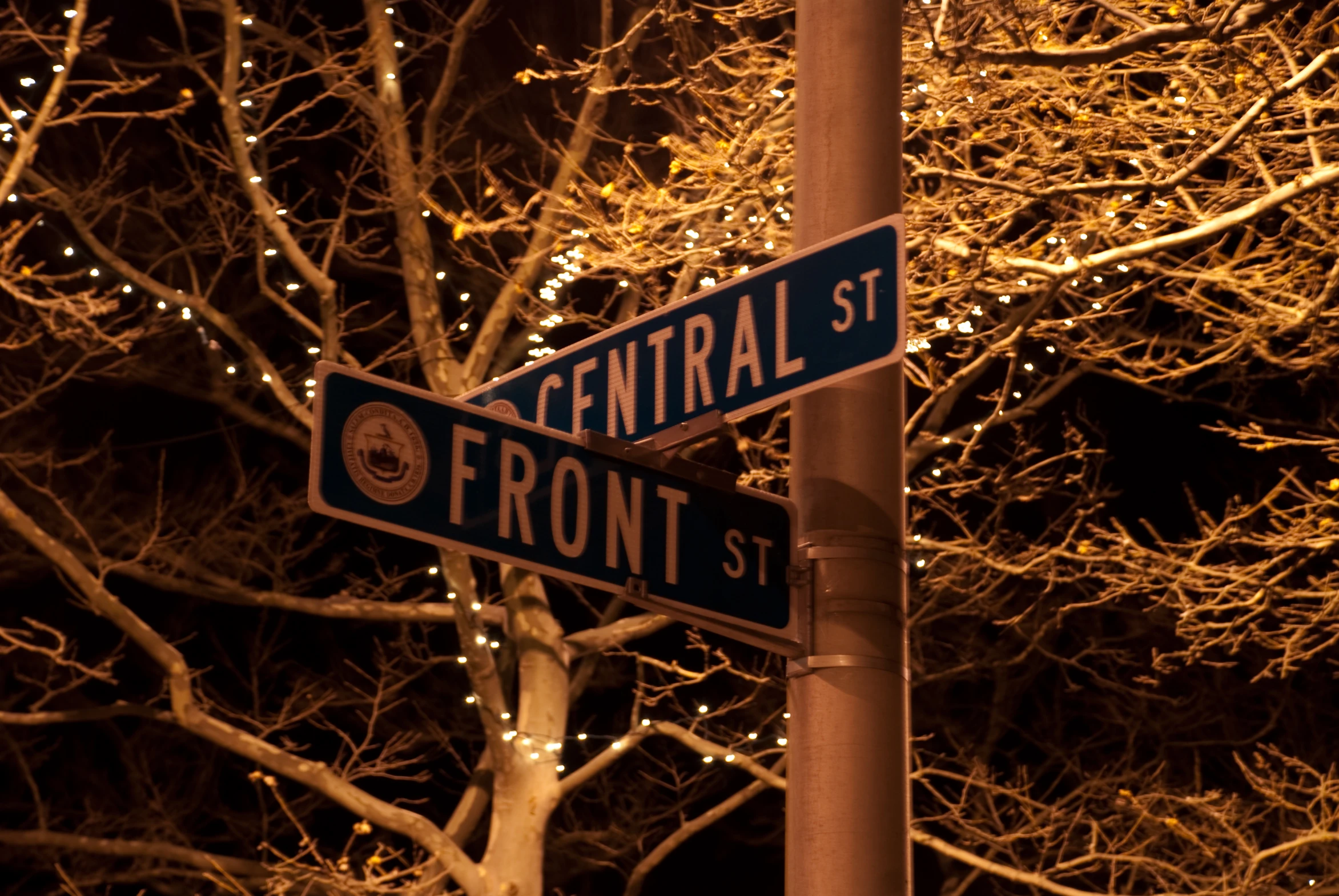 the street signs for central st and front st
