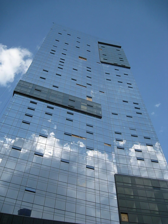 the top of a building has many windows