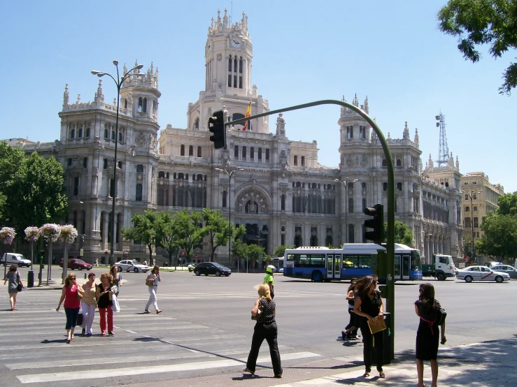 a bunch of people that are standing near a building