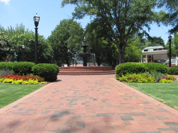 a very nice sidewalk that is in the park