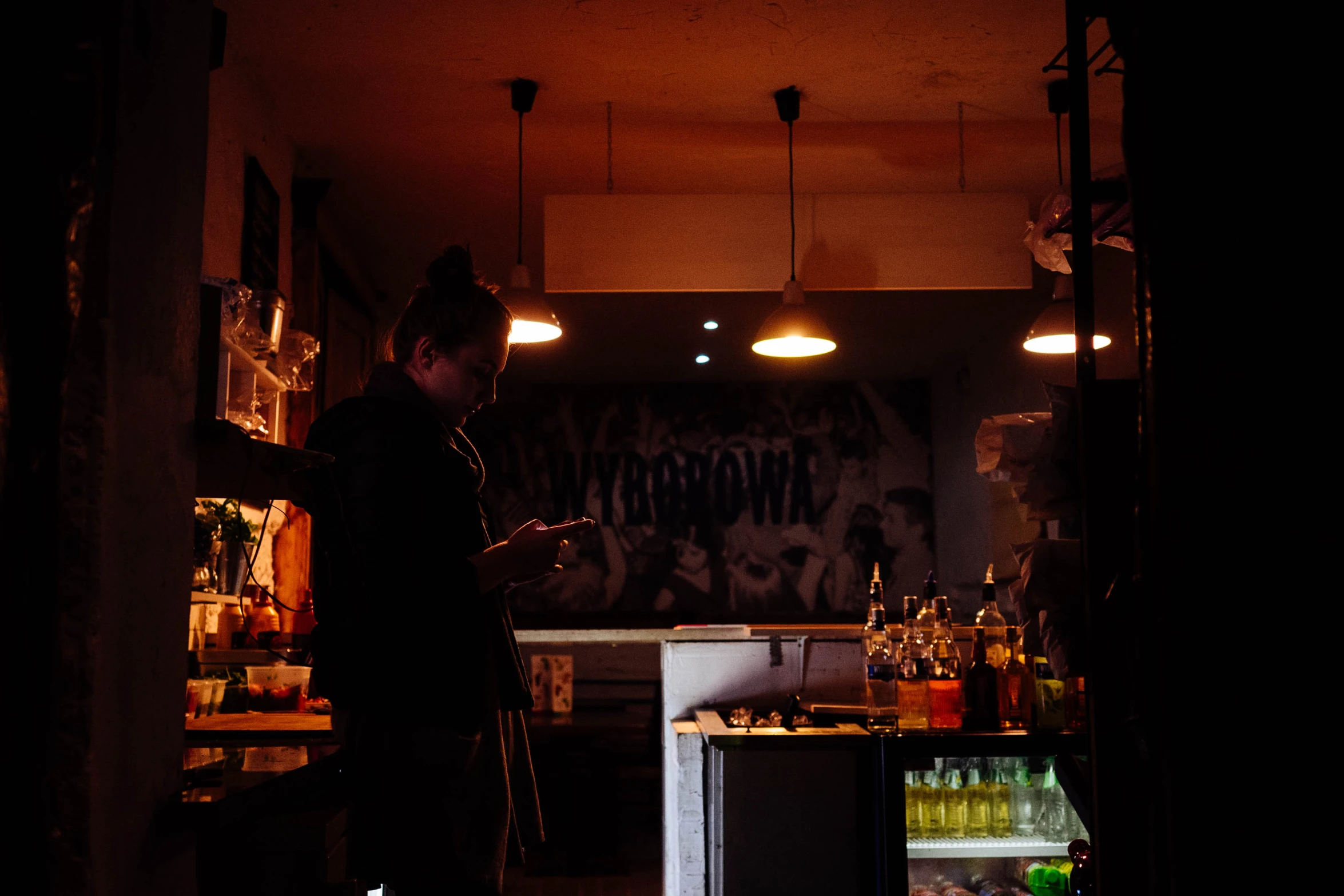 a person that is standing in front of a bar