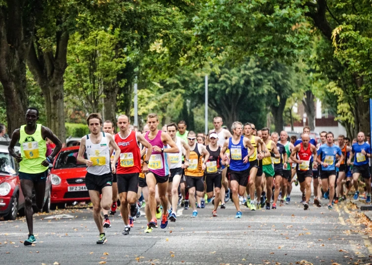 a large group of people running in a marathon