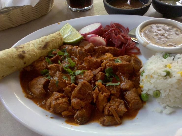 this meal consists of meat, rice and nachos