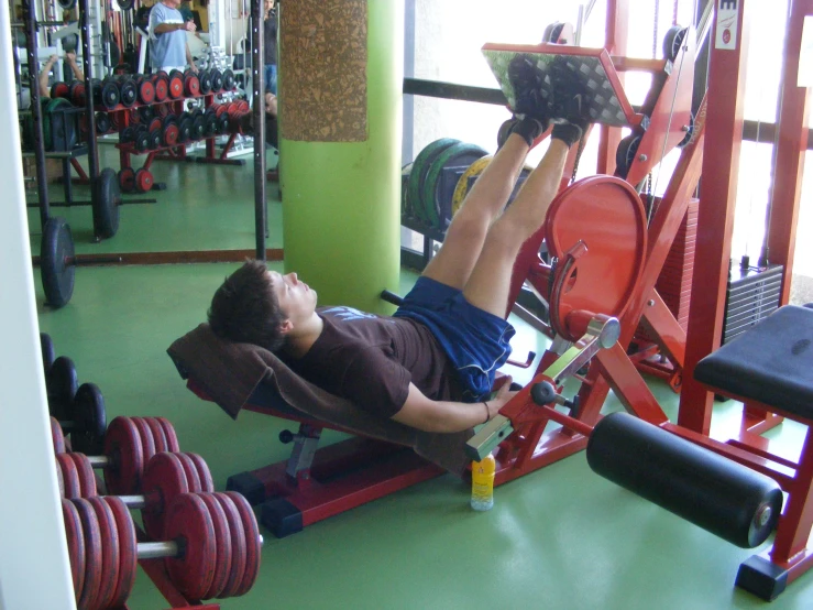 man with knee press on machine in a gym