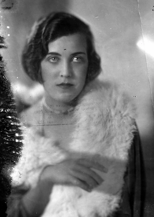 a vintage po of a lady with fur stole