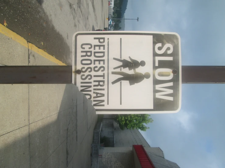 a sign for pedestrians is shown in front of a parking lot