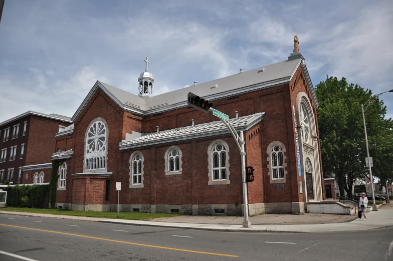 an old, brick church in the middle of a city street