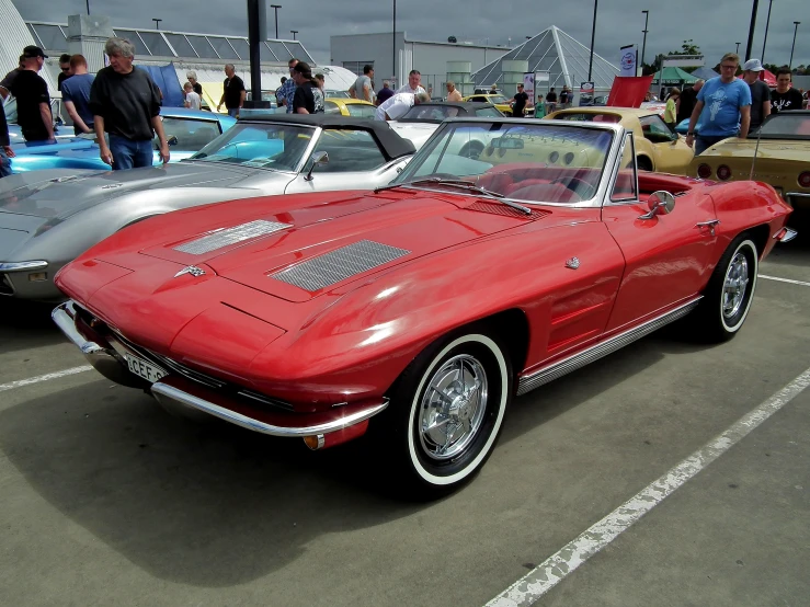 there are some classic cars parked side by side