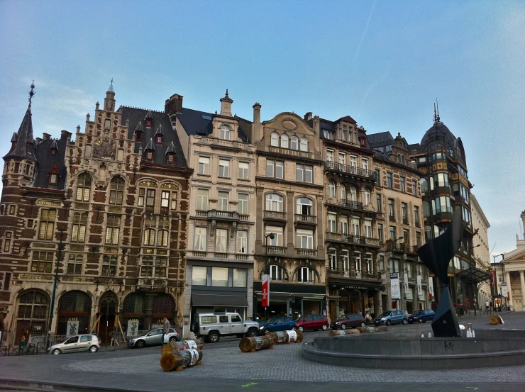 a building that has many windows and many cars parked on the street