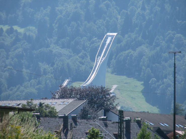 a long, narrow ski slope sitting on top of the roof of a building