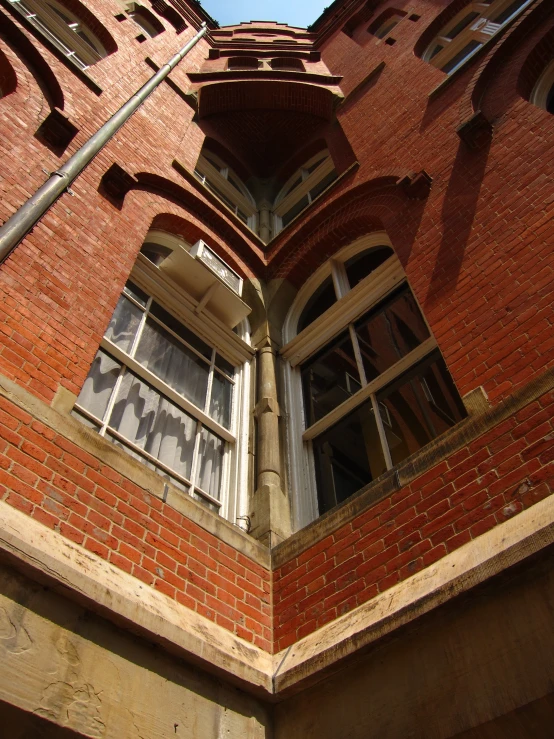 the corner of a brick building with several windows