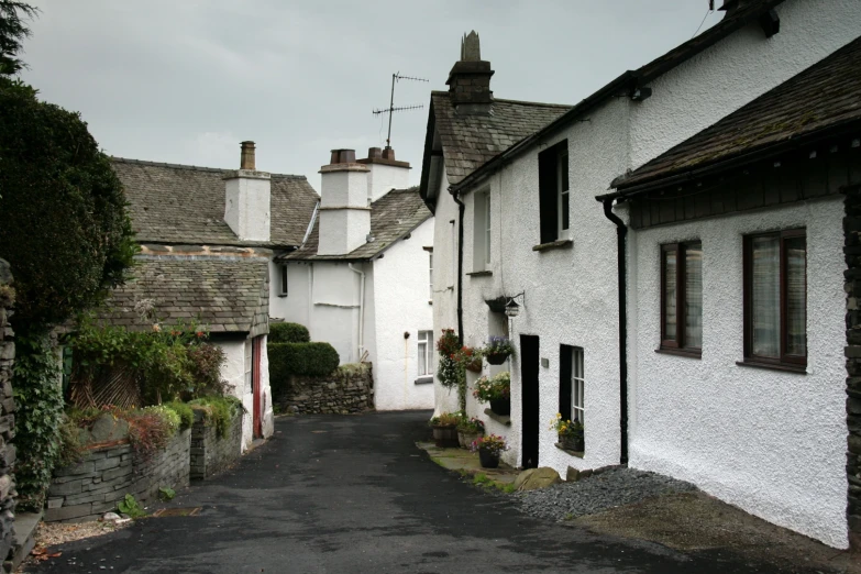 there are many houses next to each other with windows