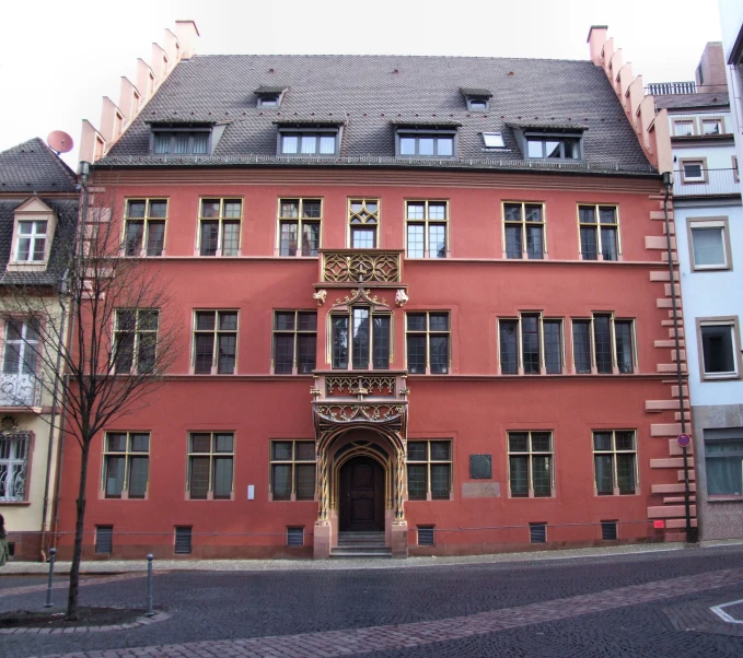 a very large building with multiple windows on a street