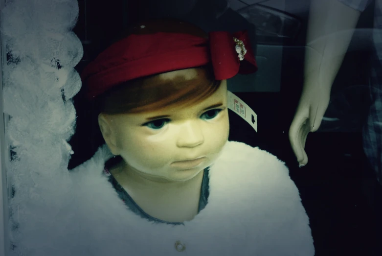 the young mannequin wears a red hat