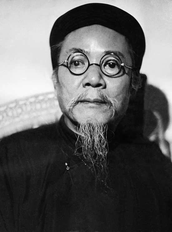 an old po of a man in a hat and glasses