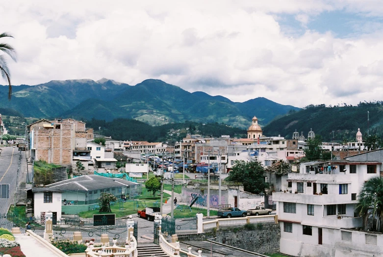 there are many buildings and trees on the mountain