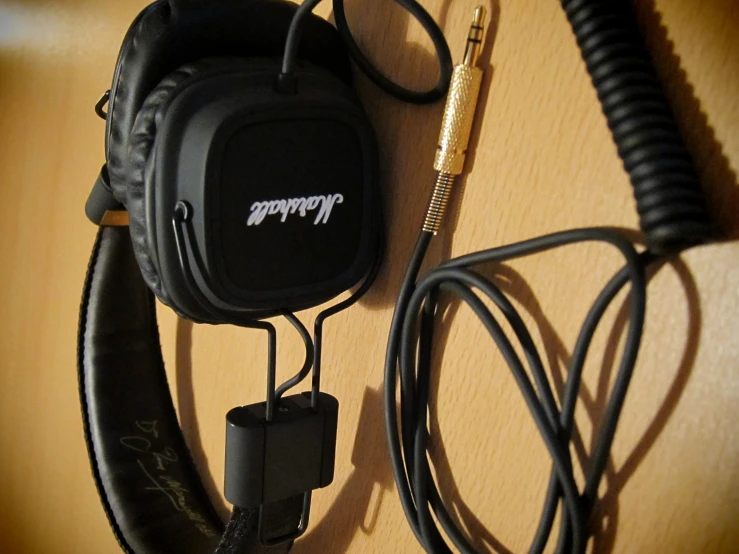 the headphones and anod are placed next to each other