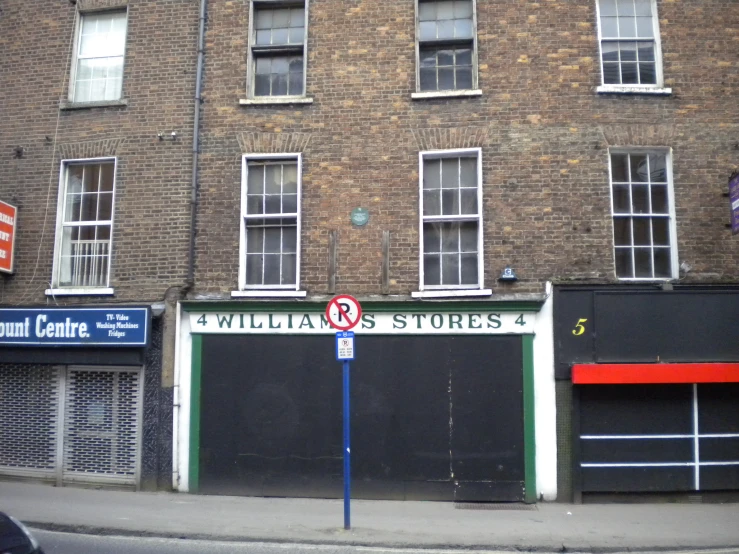 an old fashion store is painted green and red