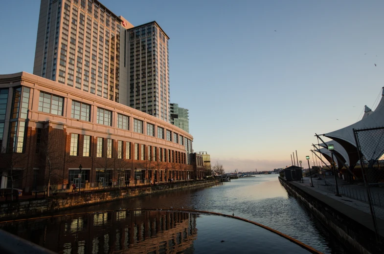 the buildings line the river next to some water