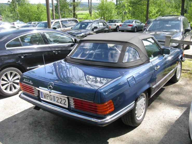 many cars parked near each other in a parking lot