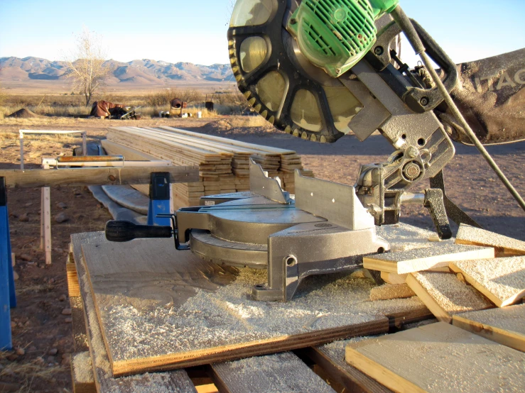 a piece of machinery with a table saw