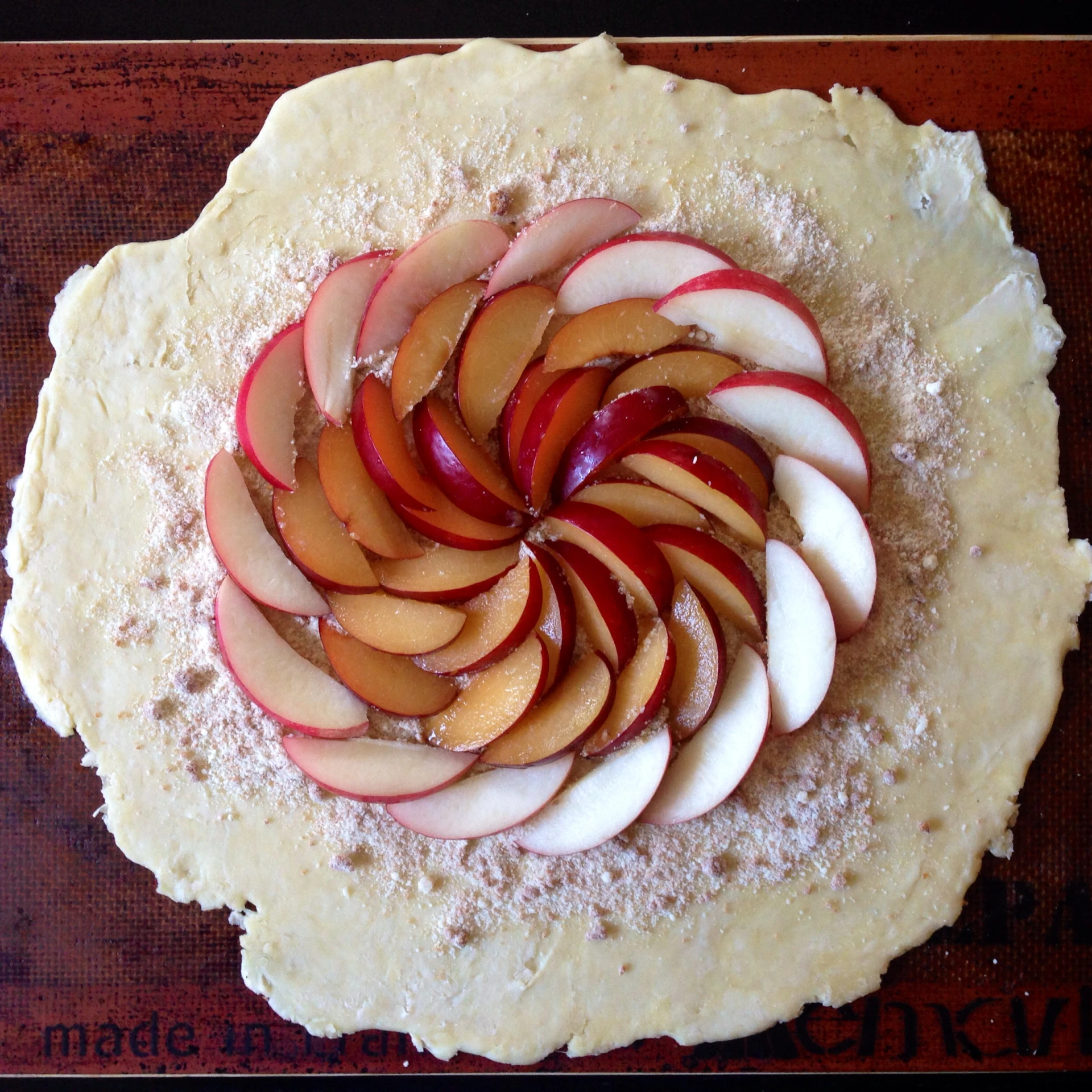 apples are arranged in an articulating spiral in the center