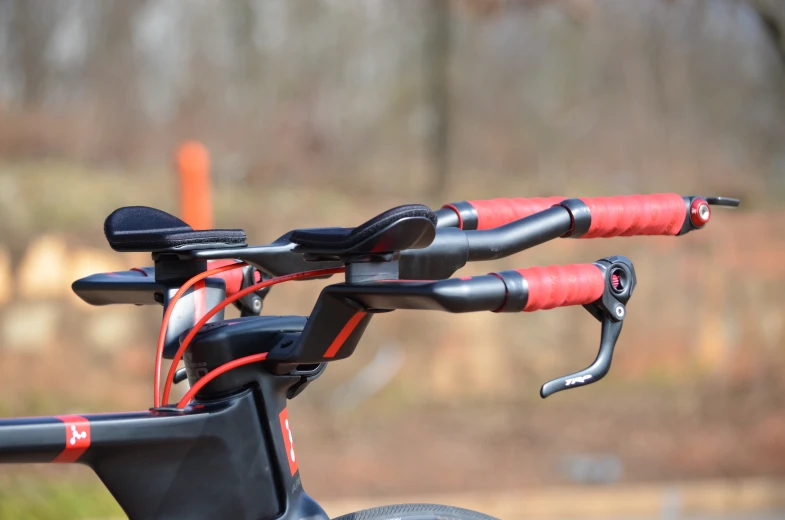 there is a close up view of the handle bars on the bicycle