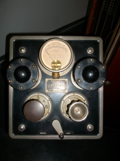 an old fashioned radio with speakers attached to it