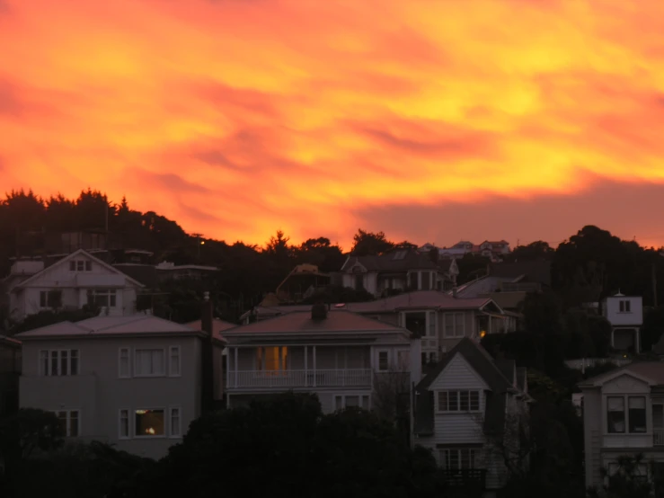 a sky that has some houses in it