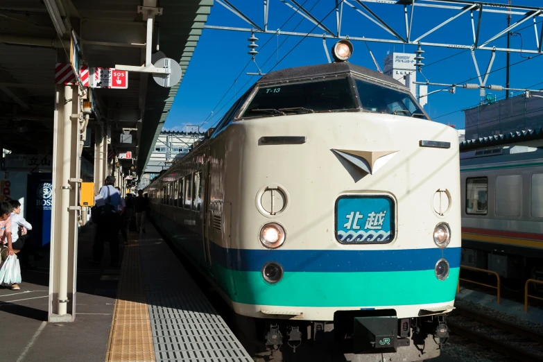 a train pulls up to the train station