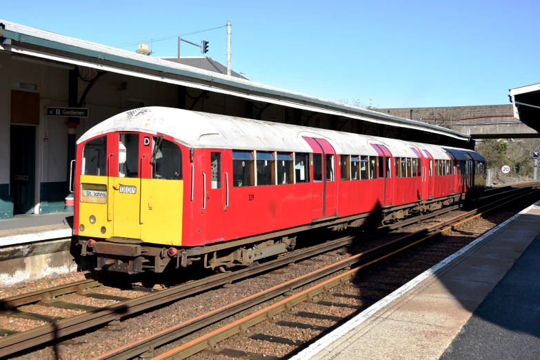 a train in a station parked at the platform