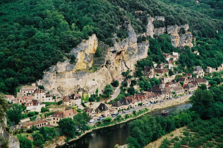 there are many small houses along the side of this river