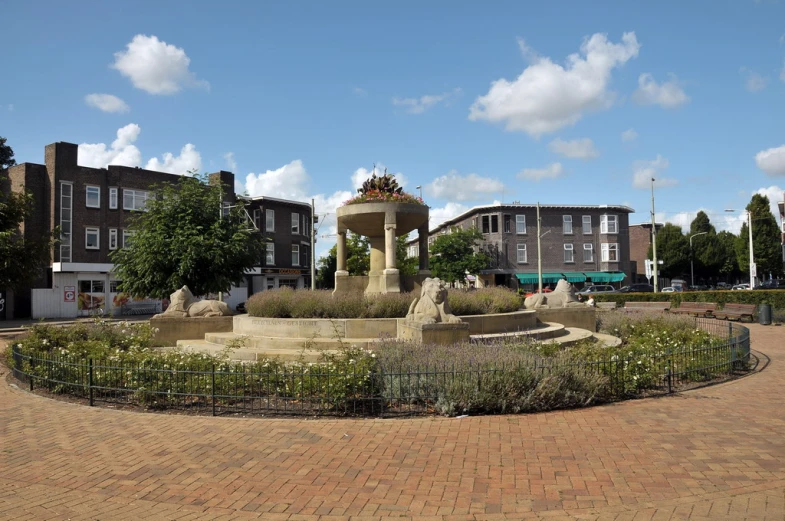 the monument is in the middle of the street