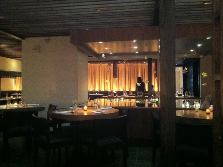 the inside of a restaurant with tables and benches