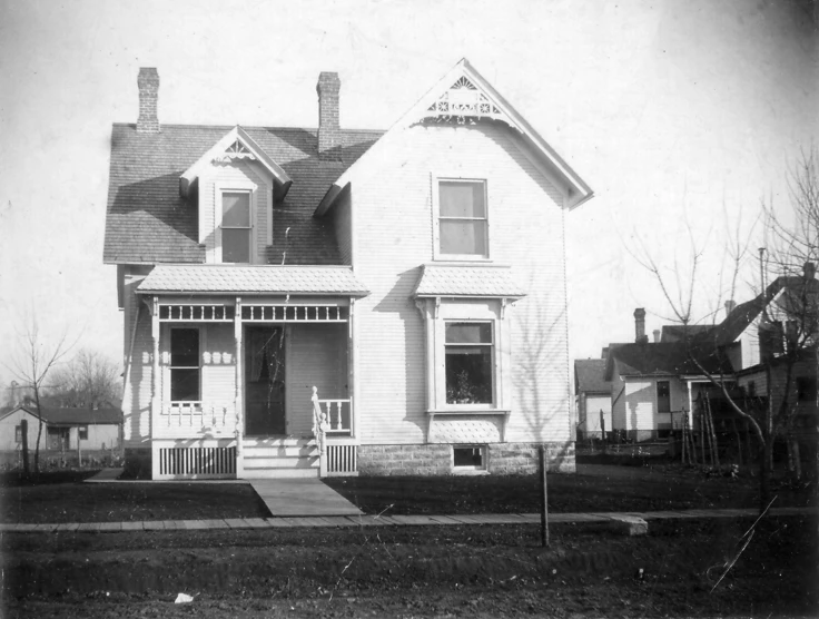 the white house is situated along with other houses