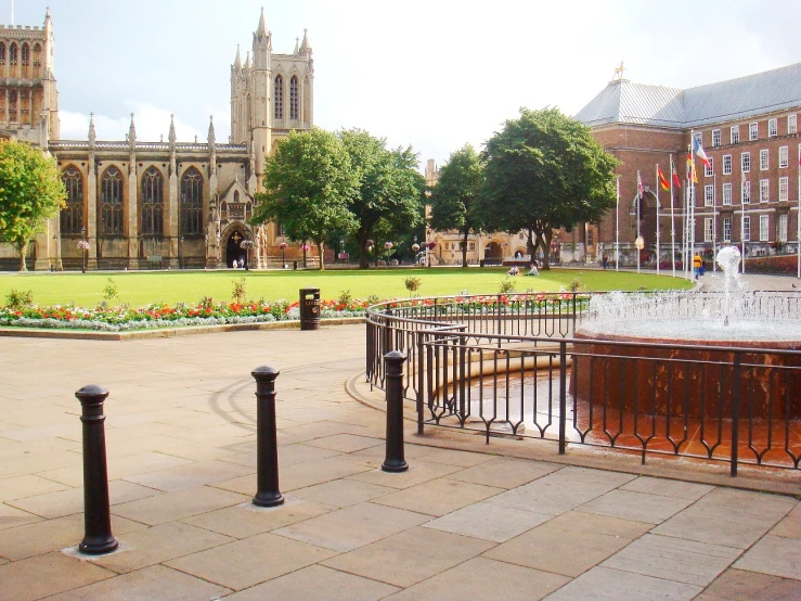 there is a fountain and buildings in the background