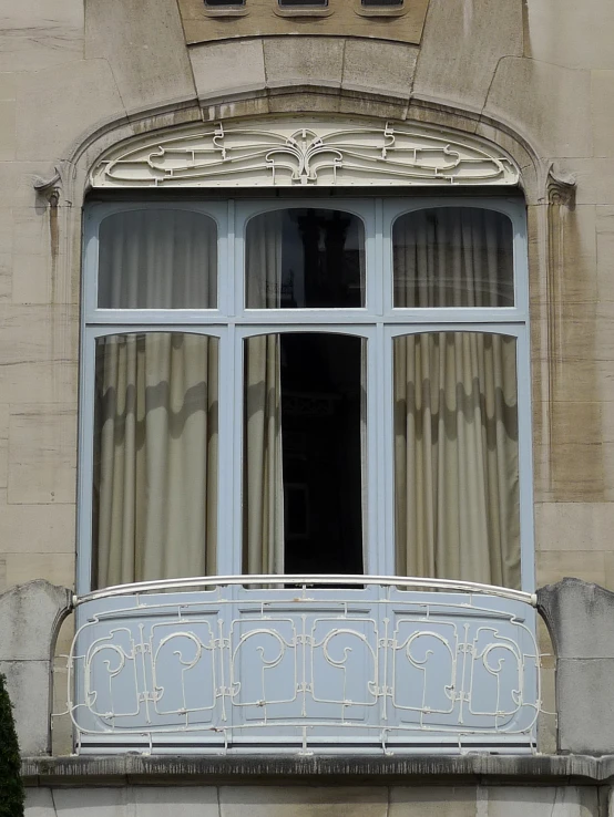 the balcony railing is designed to look like it is open