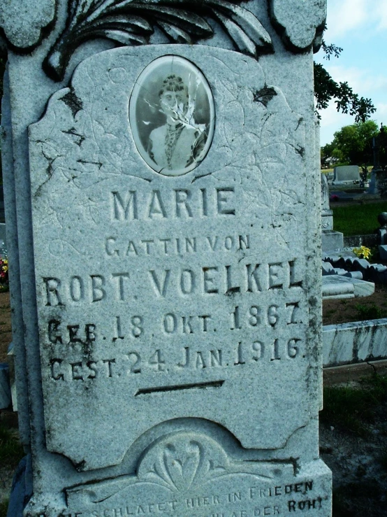 there is a grave marker that looks like it is in a cemetery