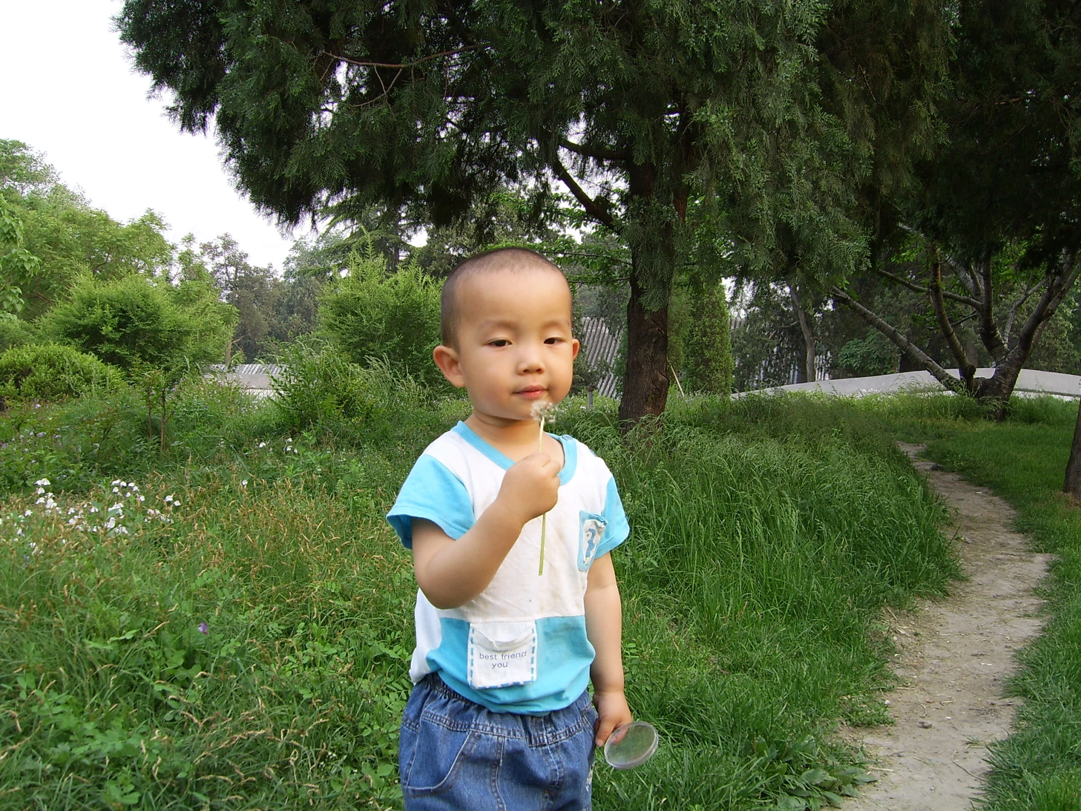 the small child is enjoying the glass of water