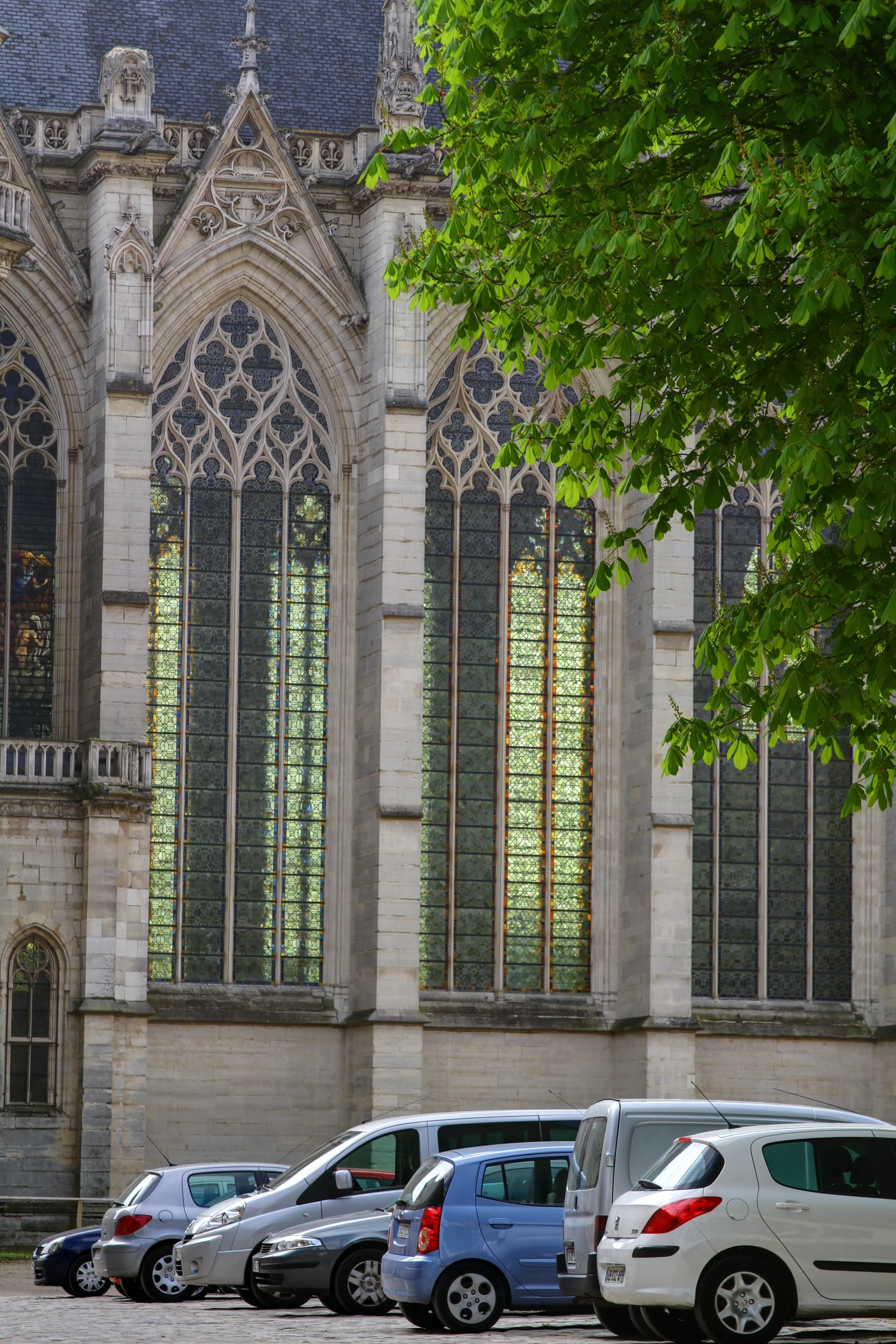 a row of vehicles sitting in front of a tall building