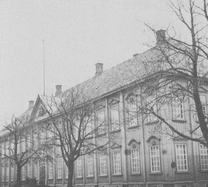 a line drawing of an old brick building