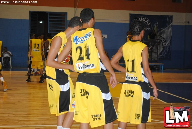 the basketball team is huddleing around during their game