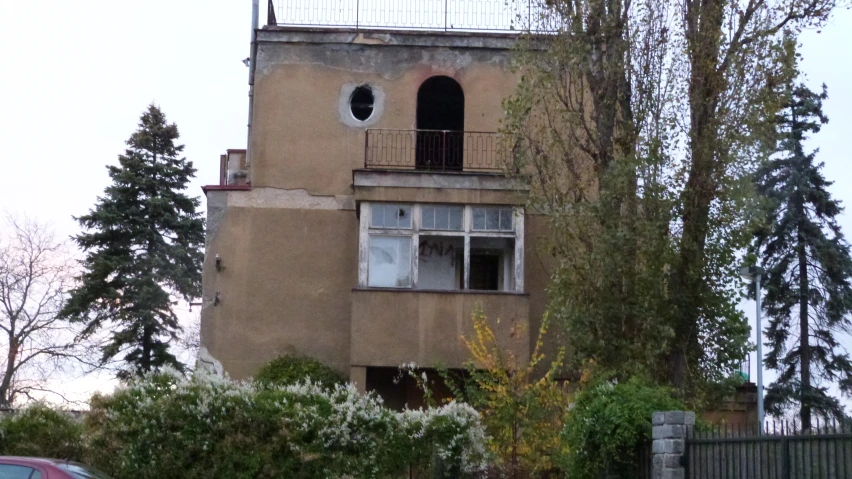 a building with several windows is shown in a city