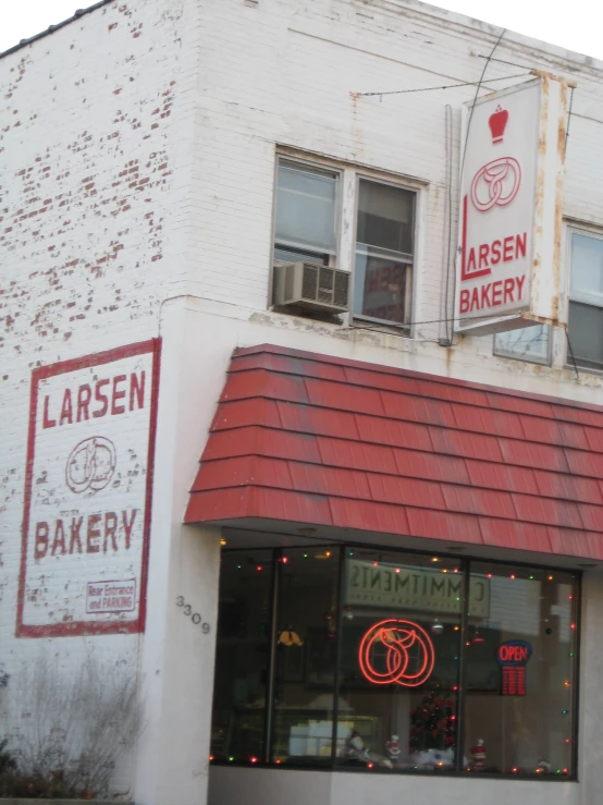 an outside view of a bakery with red roof