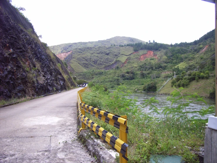 there is a mountain road with an entrance to the side