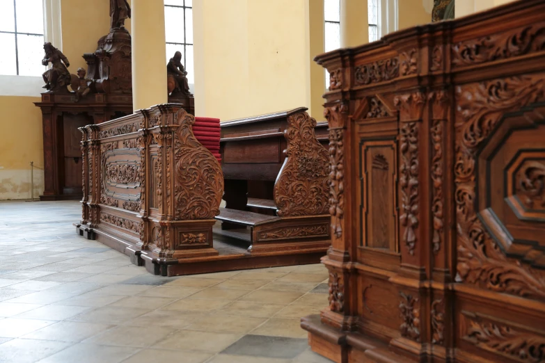 many wooden items lined up near each other