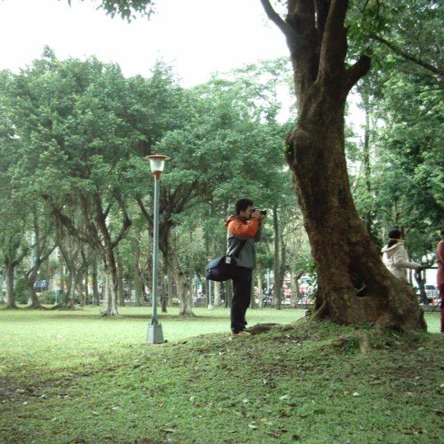 a person taking a po of people in a park