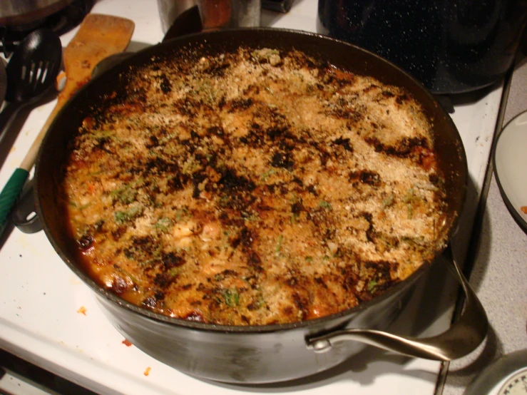 a pan of macaroni and cheese sitting on top of a stove